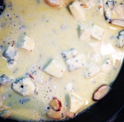 Massa de Beterraba, ao Molho de Gorgonzola e Castanhas do Pará