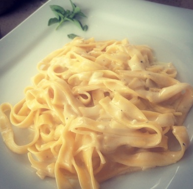 Talharim com Molho de Queijos e Lascas de Castanhas