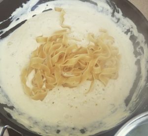 Tagliarini com Molho de Muitos Queijos