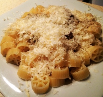 Spaghetti e Ruote com Molho de Manteiga e Queijos