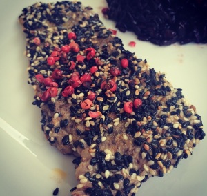 Bife com Crosta de Gergelim e Pimenta Rosa