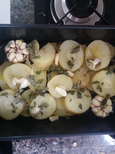 Rosbife com Crosta de Castanha de Baru E Batatas com Perfume de Alho