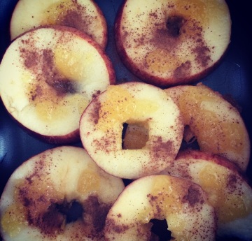 Maça Assada com Mel, Canela e Quinoa em Flocos