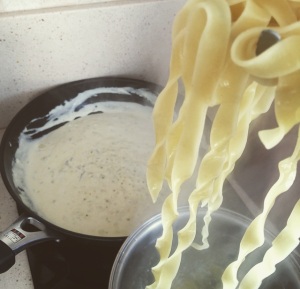 Tagliarini com Molho de Muitos Queijos