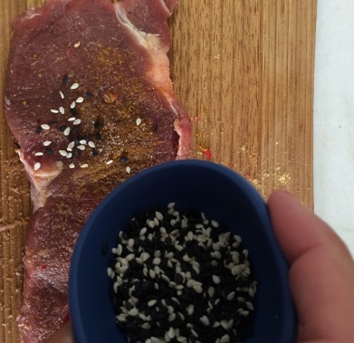 Bife com Crosta de Gergelim e Pimenta Rosa