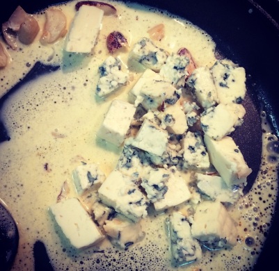 Massa de Beterraba, ao Molho de Gorgonzola e Castanhas do Pará