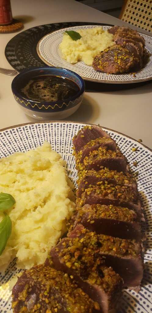 Atum Selado com Crosta de Pistache; Molho Oriental