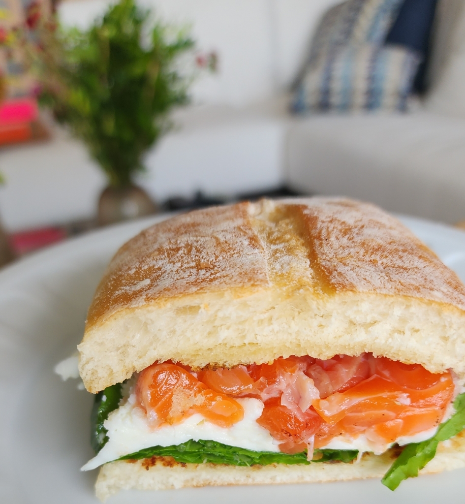 Sanduiche de Salmão Fresco e Burrata