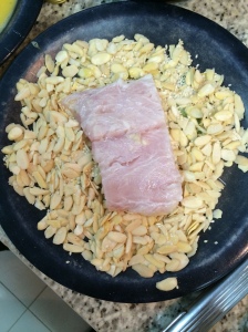 Robalo com Crosta de Amêndoas e Gergelim na Cama de Espinafre