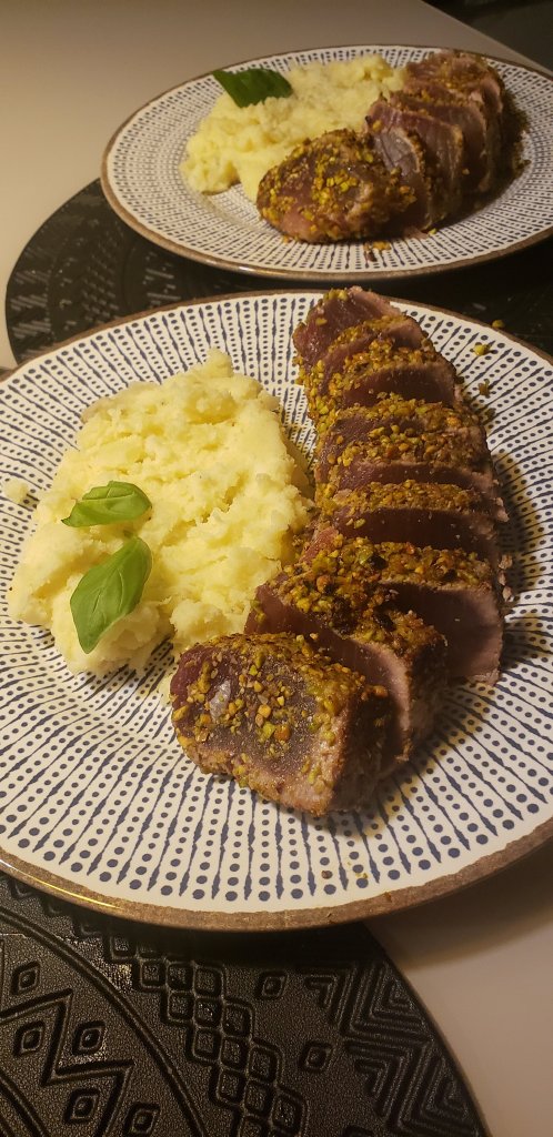 Atum Selado com Crosta de Pistache; Molho Oriental