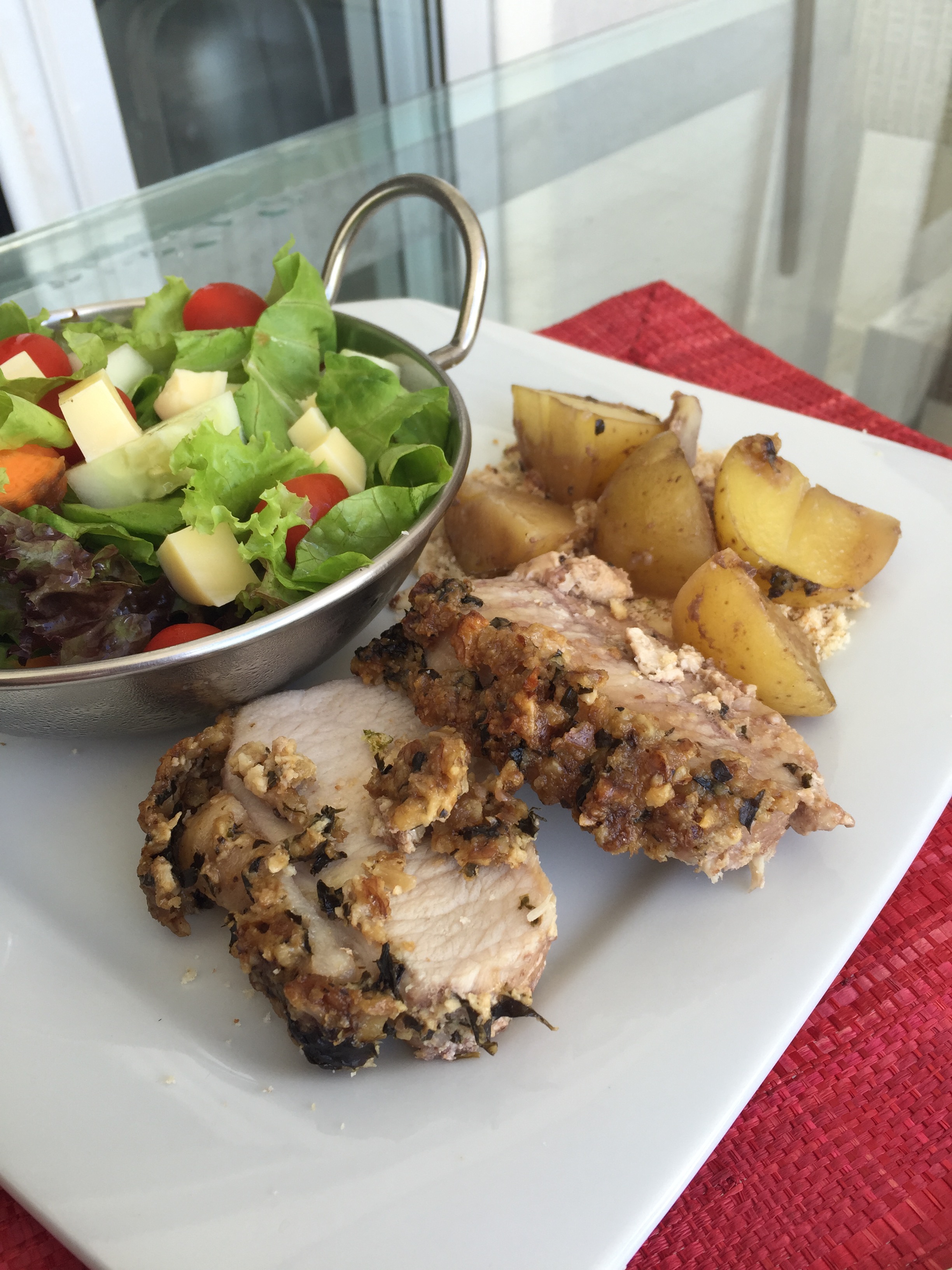 Lombo Suíno na Capa de Pesto Rústico