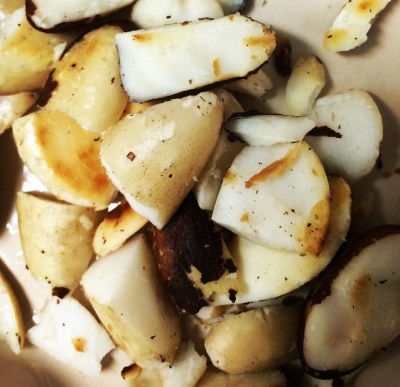 Massa de Beterraba, ao Molho de Gorgonzola e Castanhas do Pará