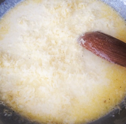 Talharim com Molho de Queijos e Lascas de Castanhas