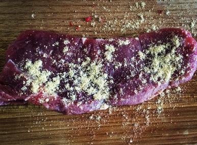 Bife com Crosta de Gergelim e Pimenta Rosa