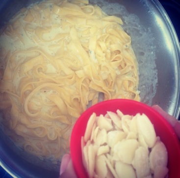 Talharim com Molho de Queijos e Lascas de Castanhas