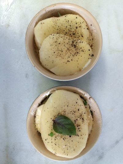 Batata gratinada com creme de ricota e especiarias