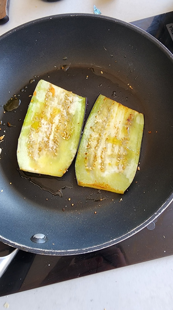 Rolinho de Berinjela recheado com Requeijão e Gorgonzola