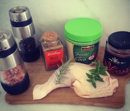 Coxa e Sobrecoxa com Crosta de Farinha de Coco