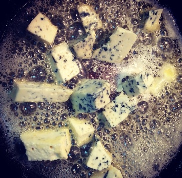 Spaghetti e Ruote com Molho de Manteiga e Queijos