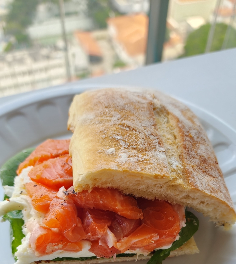 Sanduiche de Salmão Fresco e Burrata