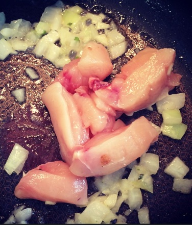 Strogonoff Fit de Frango com Crispy de Pimenta