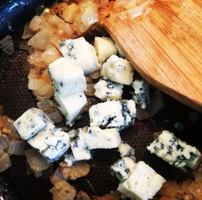 Batatas com Molho de Gorgonzola e Parmesão