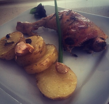 Coxa e Sobre Coxa de Frango Assada Com Batatas
