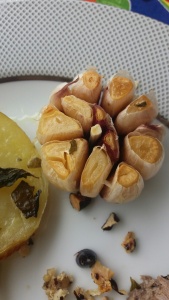 Rosbife com Crosta de Castanha de Baru E Batatas com Perfume de Alho