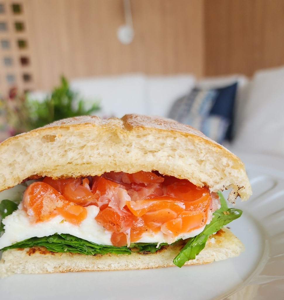 Sanduiche de Salmão Fresco e Burrata