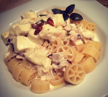 Ruote com Molho de Queijos na Manteiga