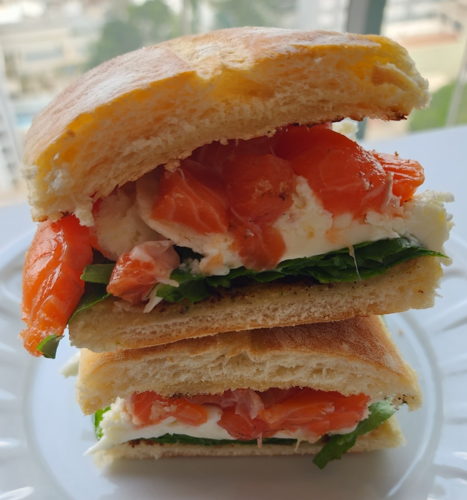 Sanduiche de Salmão Fresco e Burrata