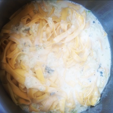 Talharim com Molho de Queijos e Lascas de Castanhas