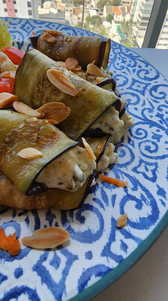 Rolinho de Berinjela recheado com Requeijão e Gorgonzola