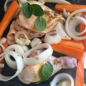 Frango Marinado Servido com Legumes