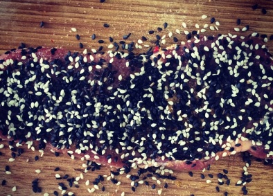 Bife com Crosta de Gergelim e Pimenta Rosa