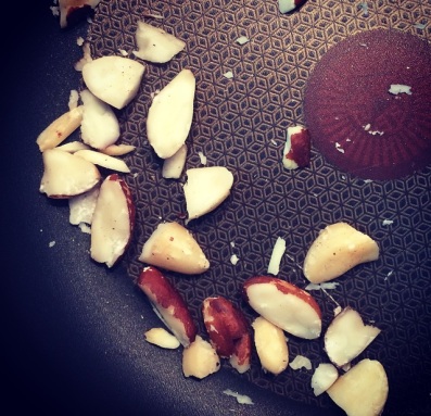 Massa de Beterraba, ao Molho de Gorgonzola e Castanhas do Pará