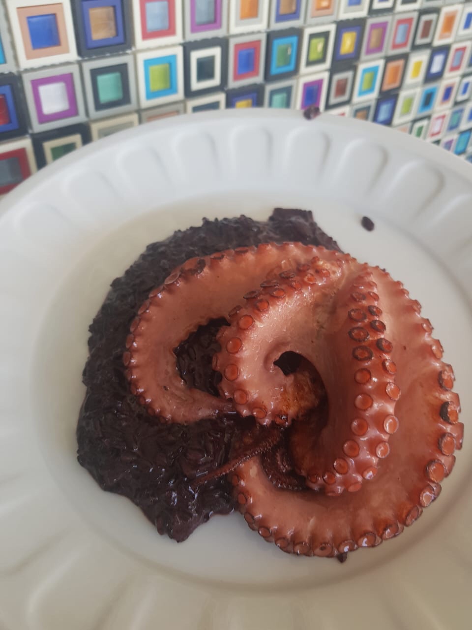 Risoto de arroz negro e polvo grelhado