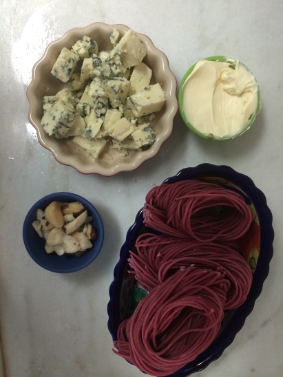 Massa de Beterraba, ao Molho de Gorgonzola e Castanhas do Pará