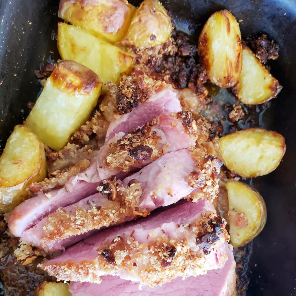 Picanha Suína com Crosta de Amêndoas e Batatas
