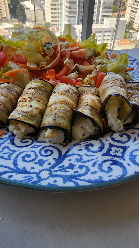 Rolinho de Berinjela recheado com Requeijão e Gorgonzola