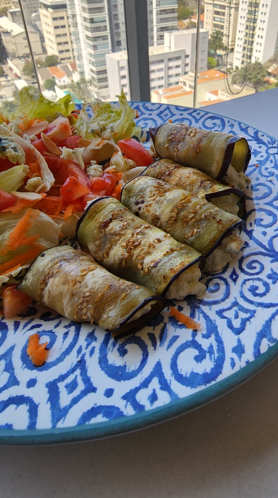 Rolinho de Berinjela recheado com Requeijão e Gorgonzola