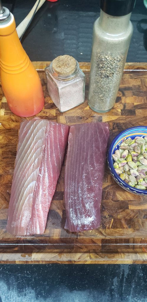 Atum Selado com Crosta de Pistache; Molho Oriental