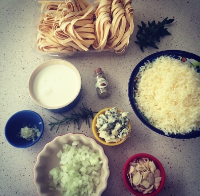 Talharim com Molho de Queijos e Lascas de Castanhas