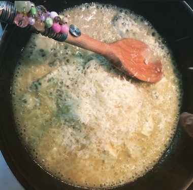 Spaghetti e Ruote com Molho de Manteiga e Queijos