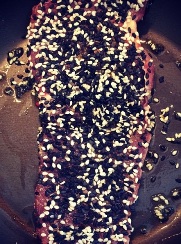 Bife com Crosta de Gergelim e Pimenta Rosa