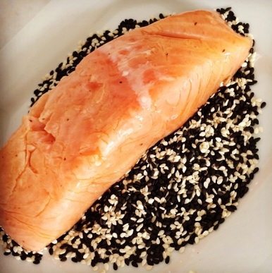 Salmão com Crosta de Mel Gourmet Mbee e Gergelim