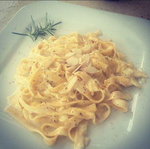 Talharim com Molho de Queijos e Lascas de Castanhas