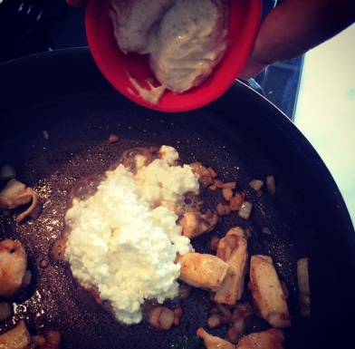 Strogonoff Fit de Frango com Crispy de Pimenta