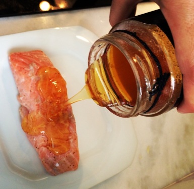 Salmão com Crosta de Mel Gourmet Mbee e Gergelim