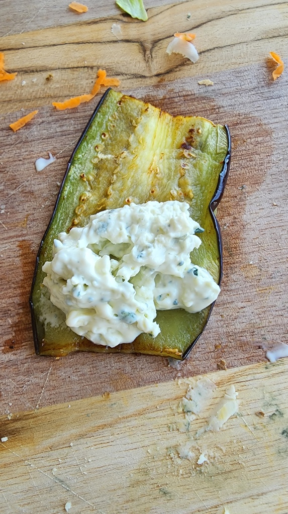 Rolinho de Berinjela recheado com Requeijão e Gorgonzola